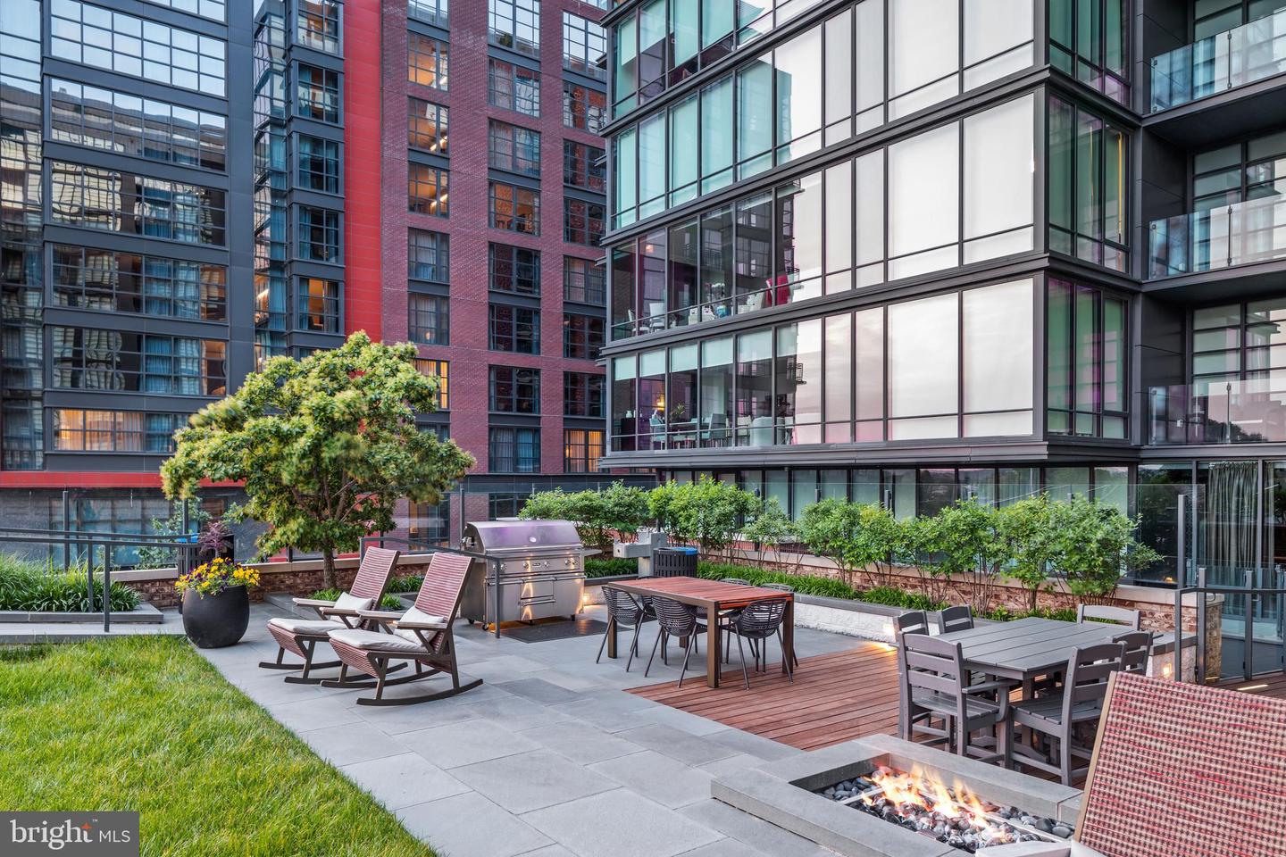 45 Sutton Sq SW #806