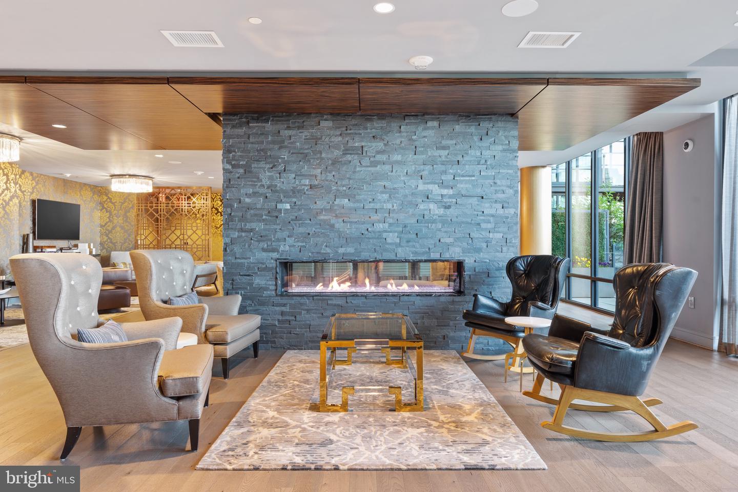 45 Sutton Sq SW #806