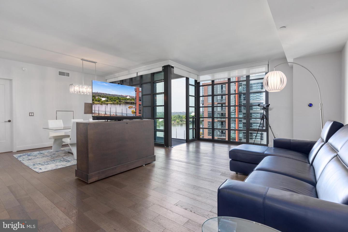 45 Sutton Sq SW #806