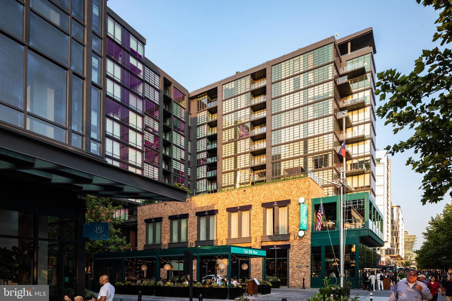 45 Sutton Sq SW #806