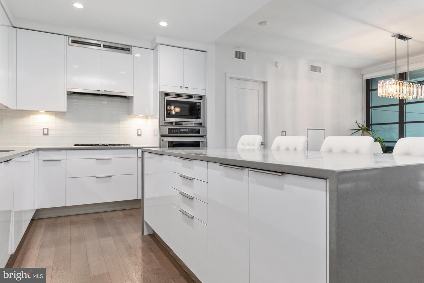 45 Sutton Sq SW #806