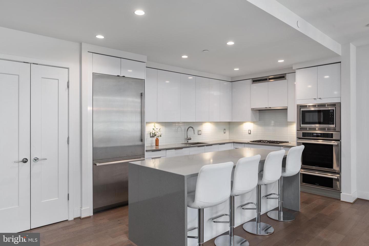 45 Sutton Sq SW #806