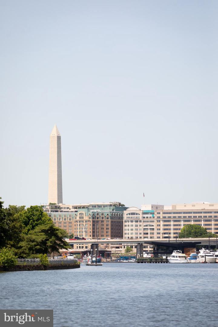 45 Sutton Sq SW #806