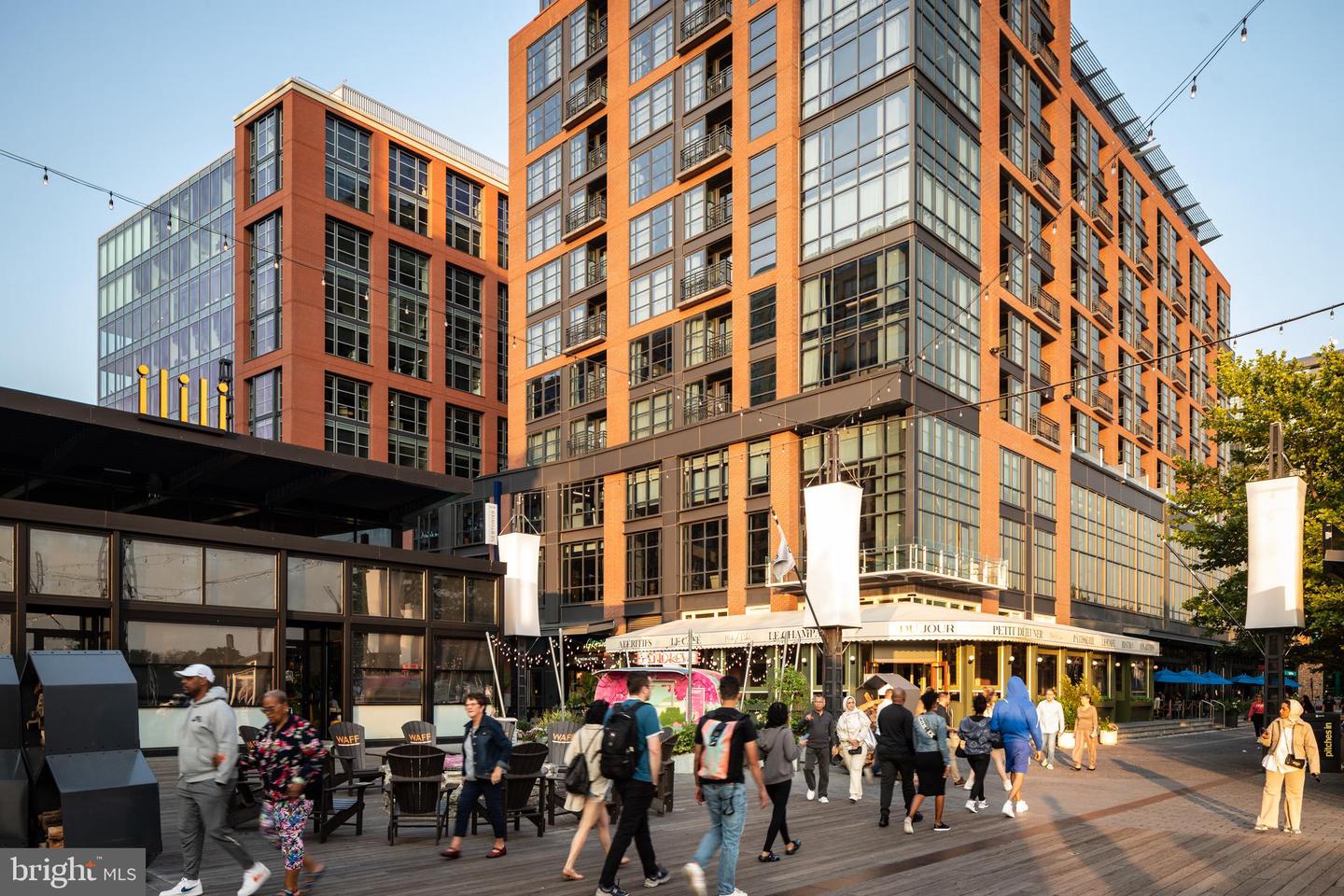 45 Sutton Sq SW #806