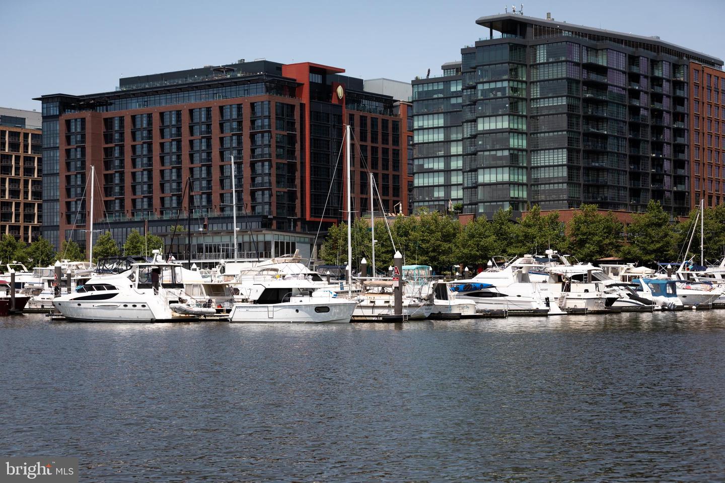 45 Sutton Sq SW #806