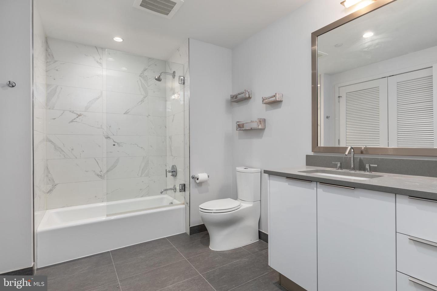 45 Sutton Sq SW #806