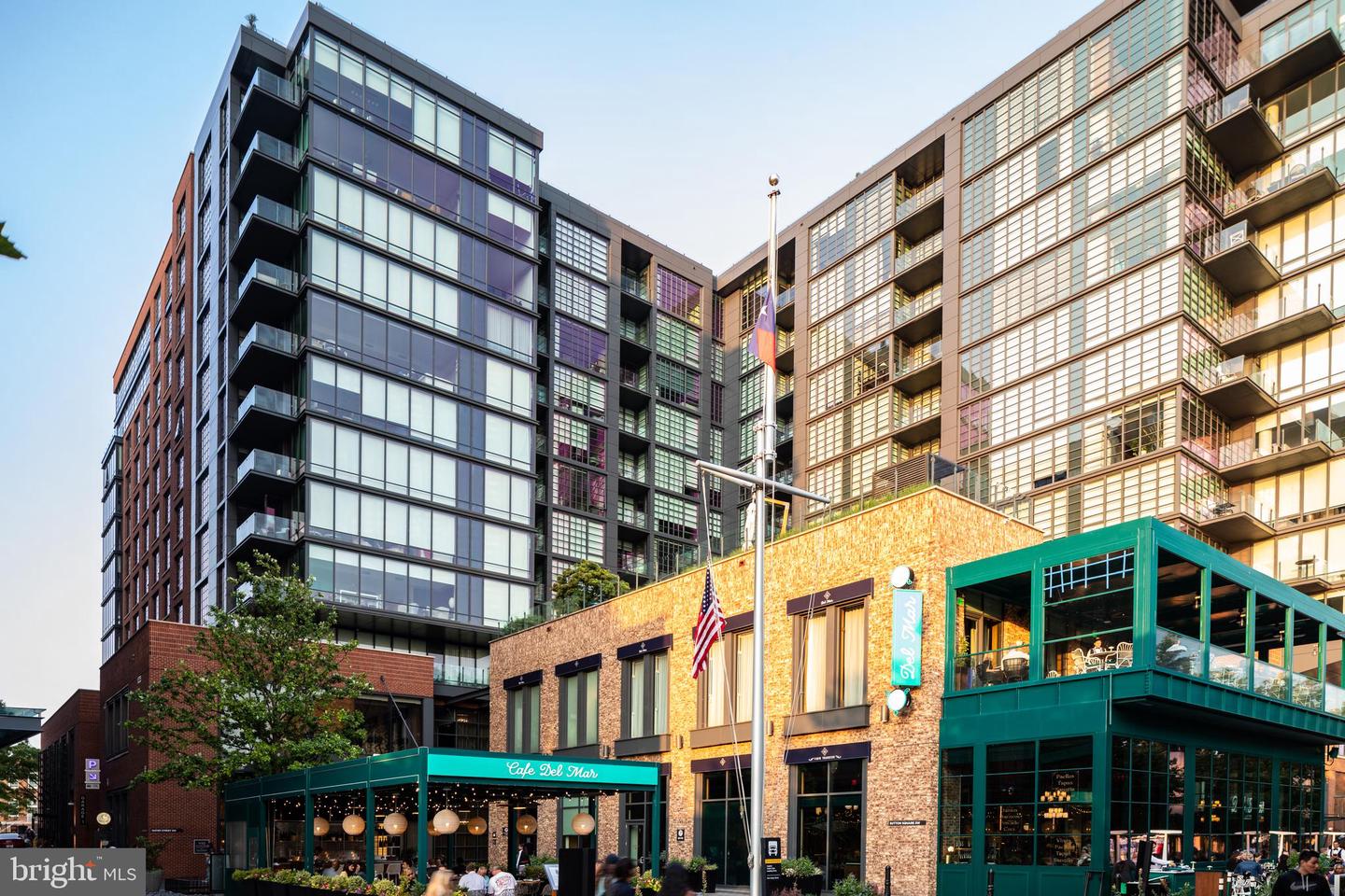 45 Sutton Sq SW #806
