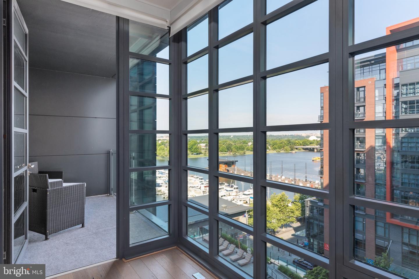 45 Sutton Sq SW #806