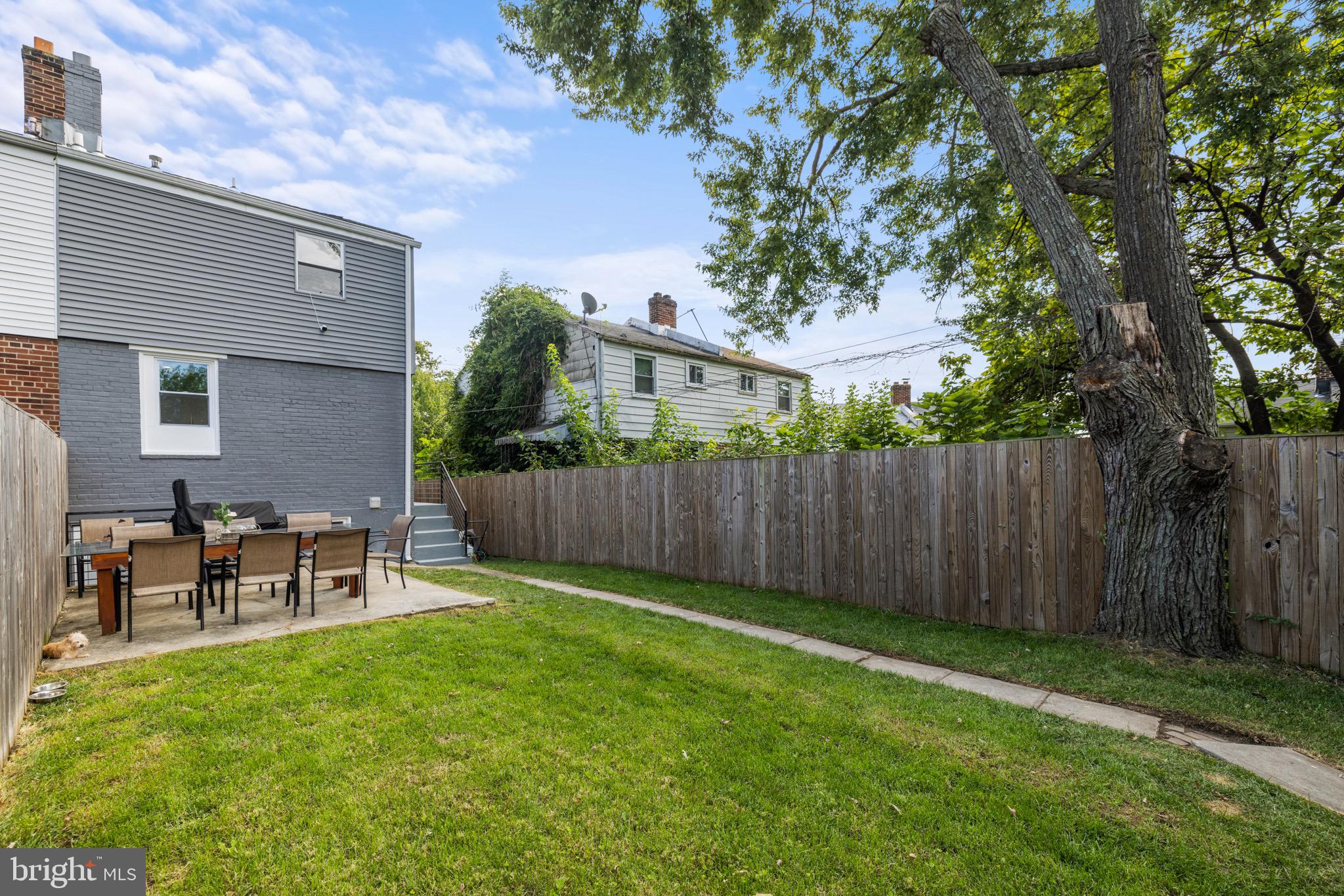 906 Division Ave NE
