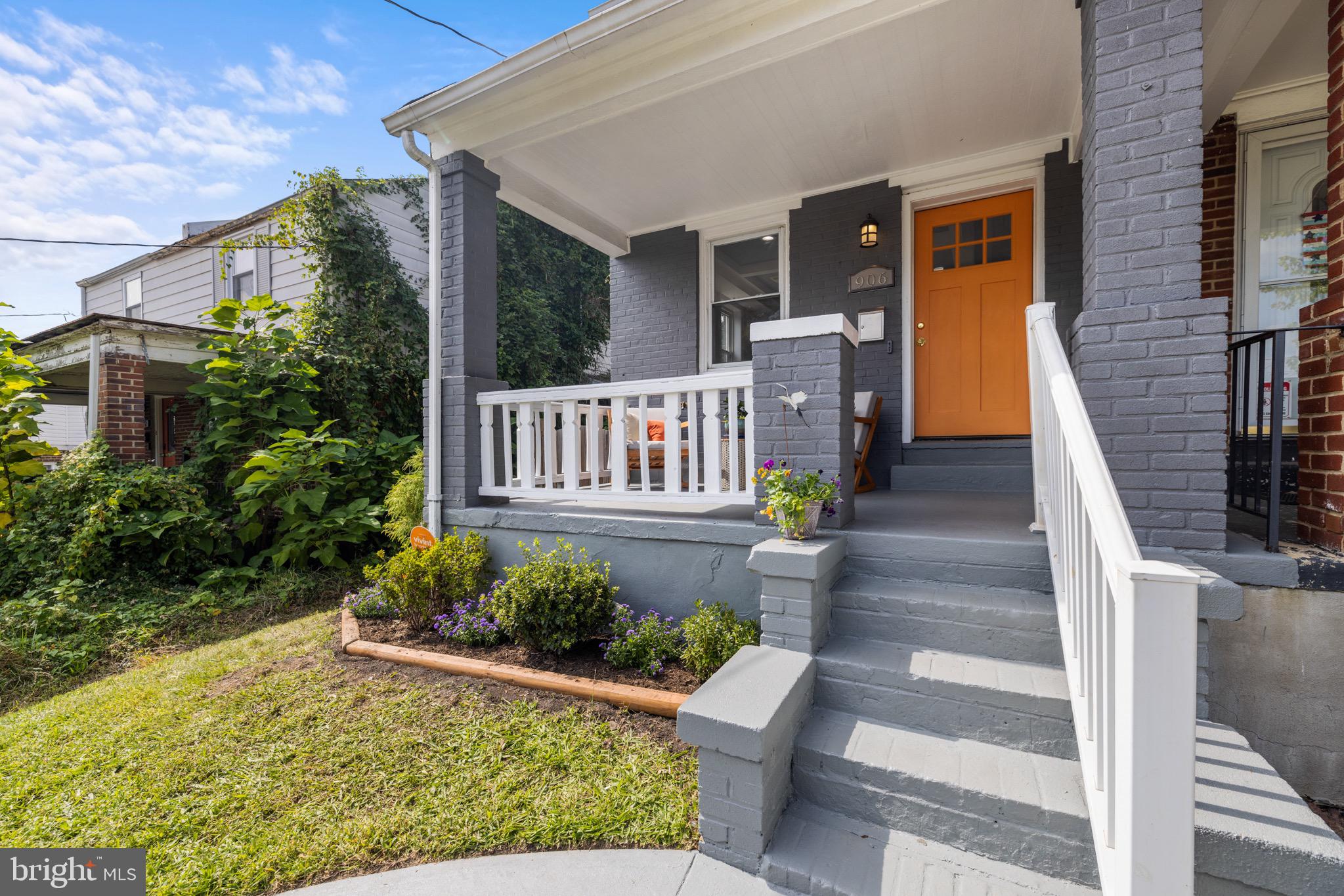 906 Division Ave NE