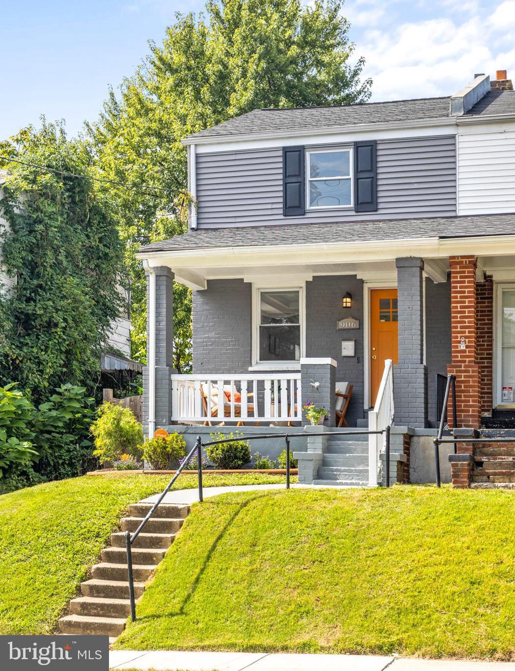 906 Division Ave NE