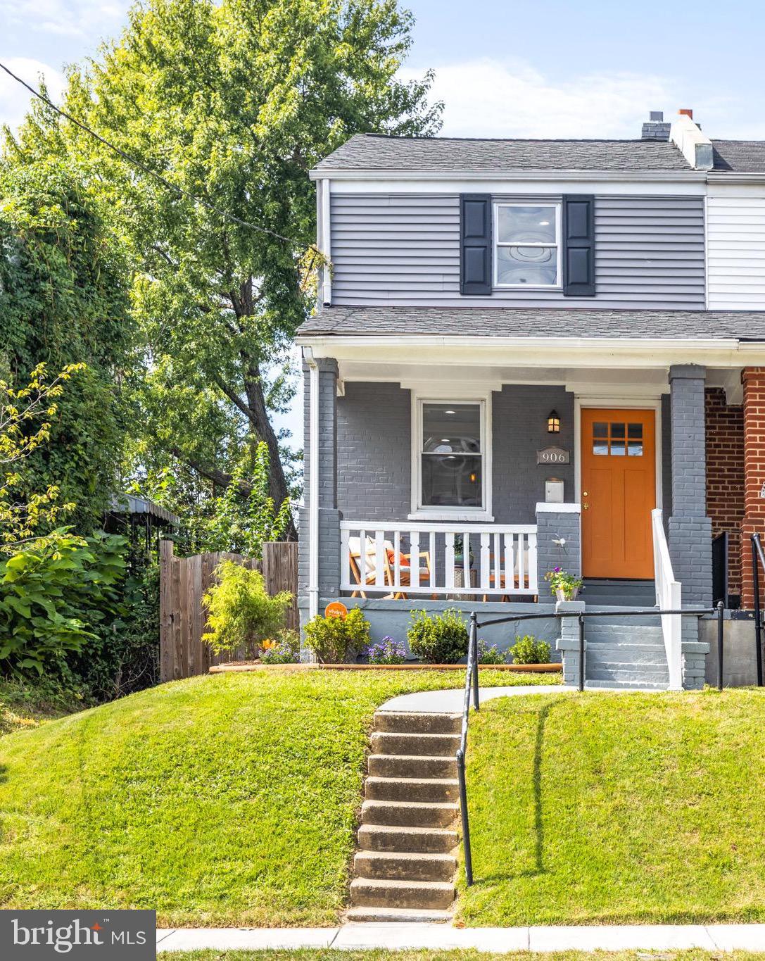906 Division Ave NE