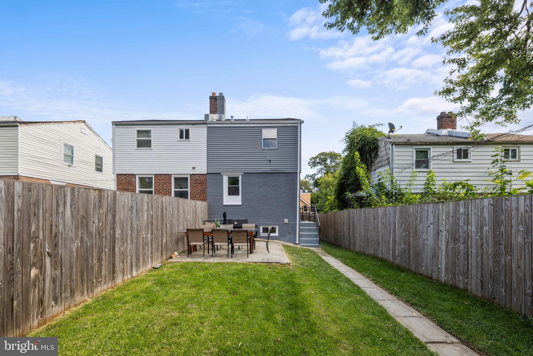 906 Division Ave NE