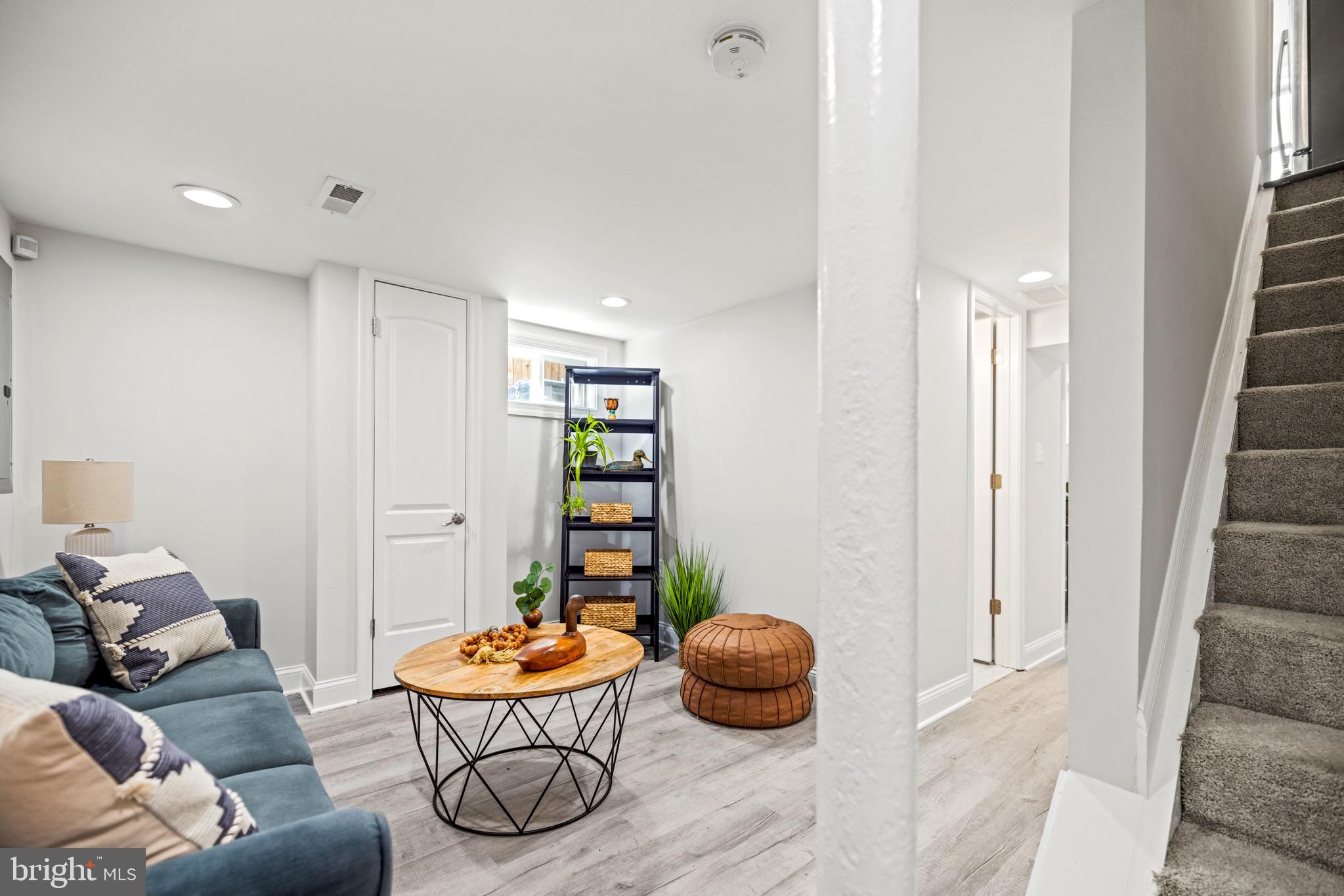 906 Division Ave NE