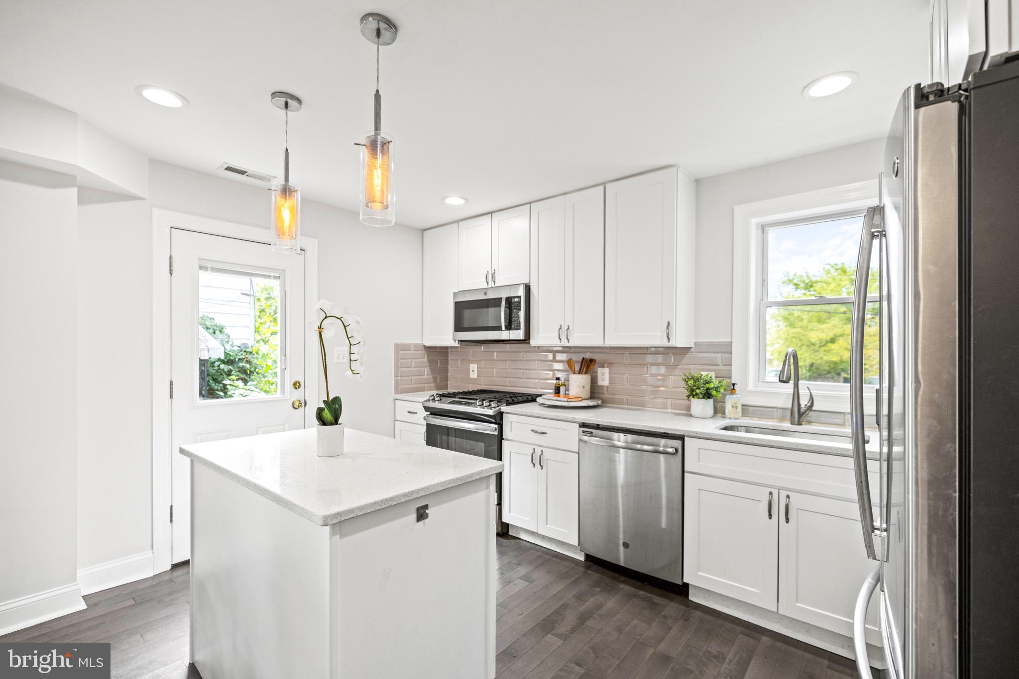 906 Division Ave NE