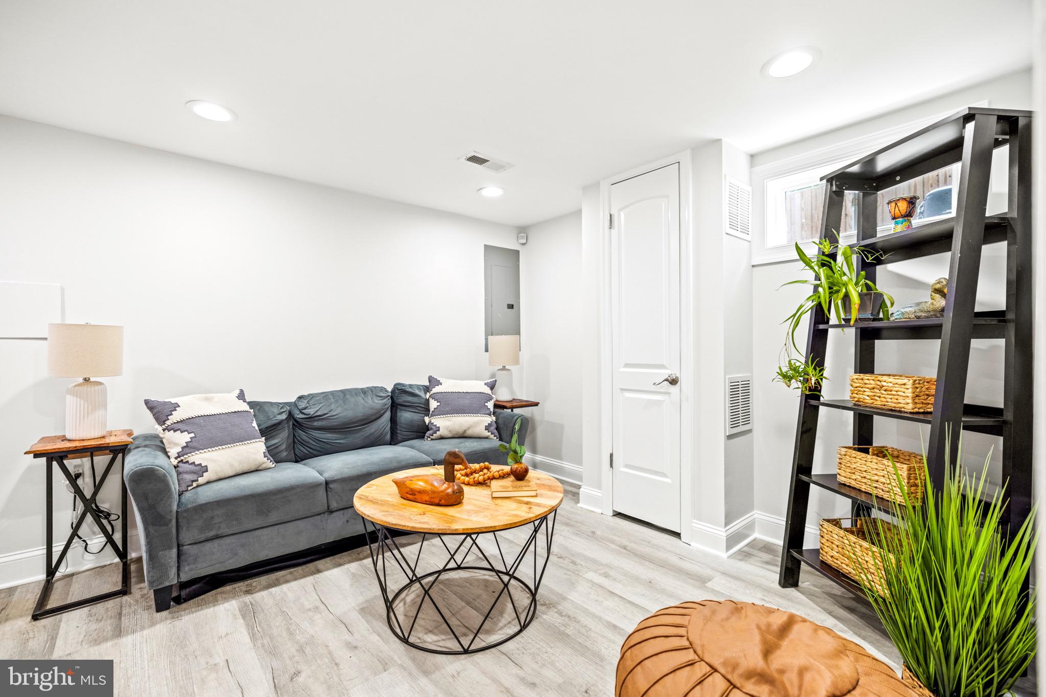 906 Division Ave NE