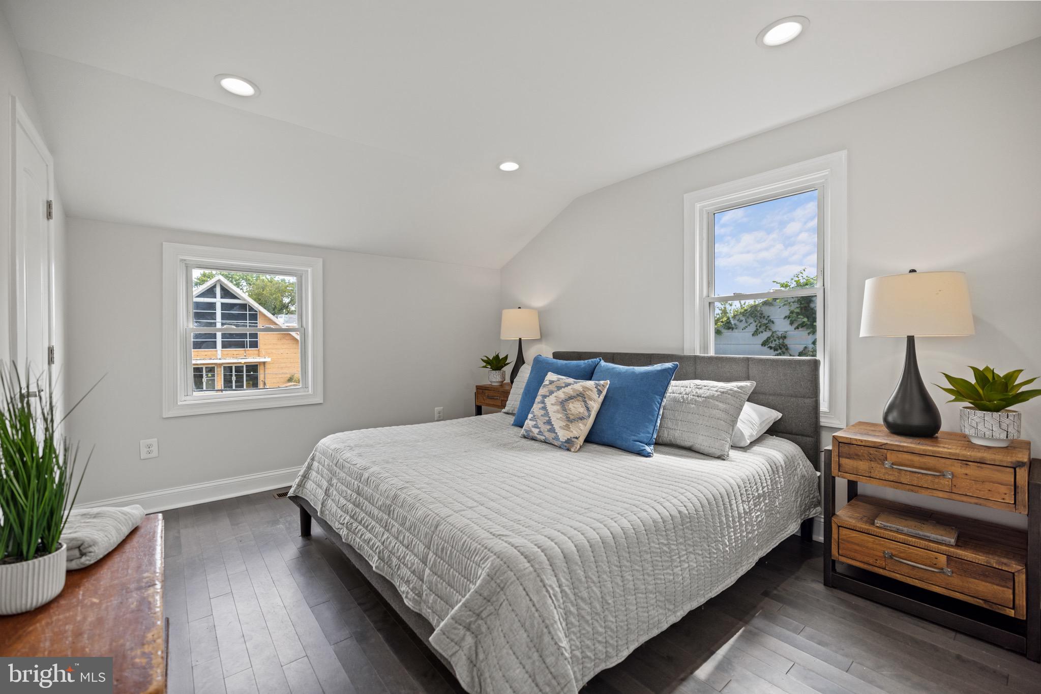 906 Division Ave NE