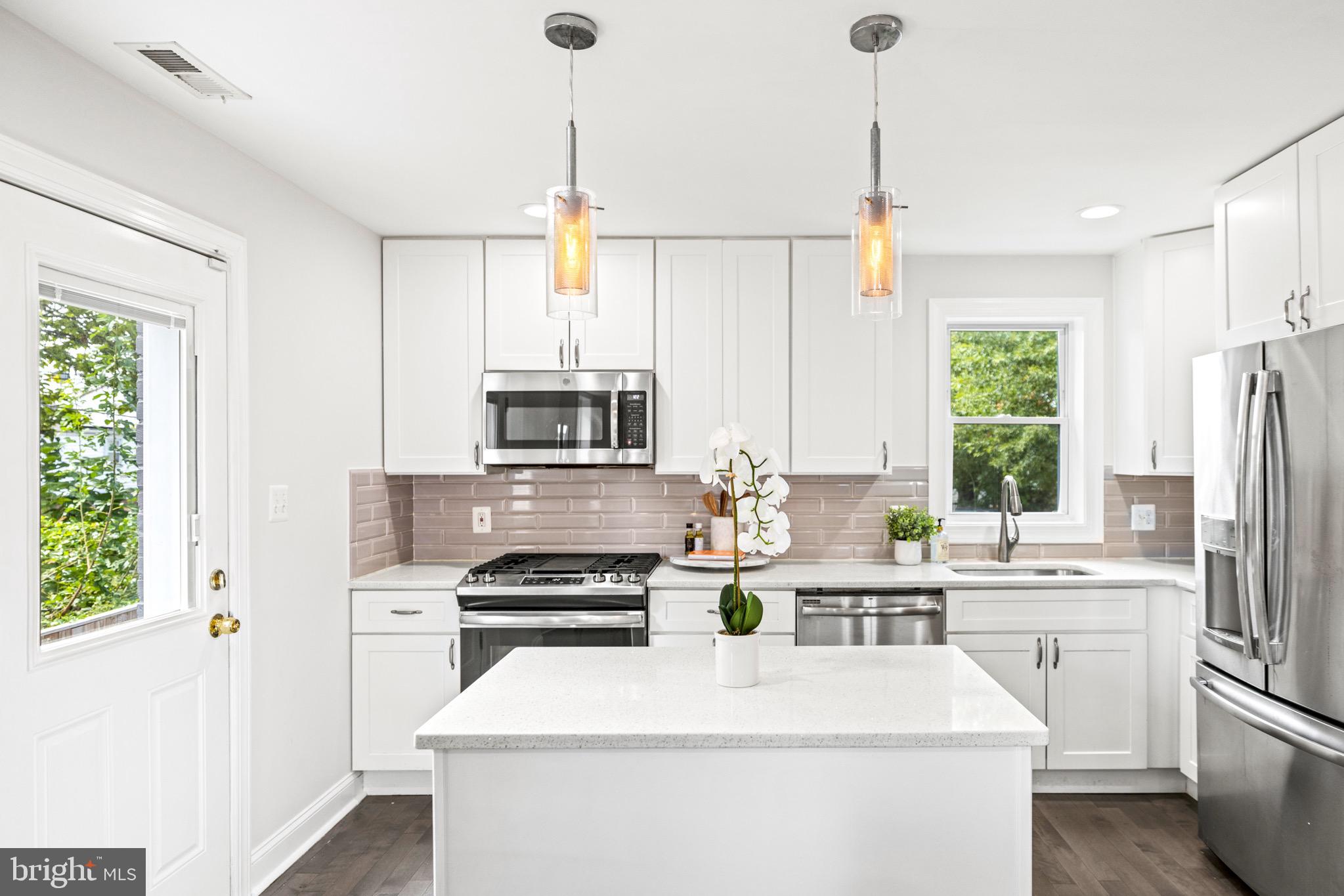 906 Division Ave NE