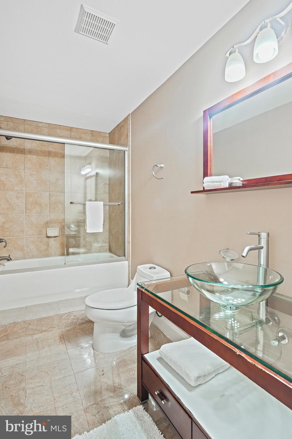 1704 E St NE #4