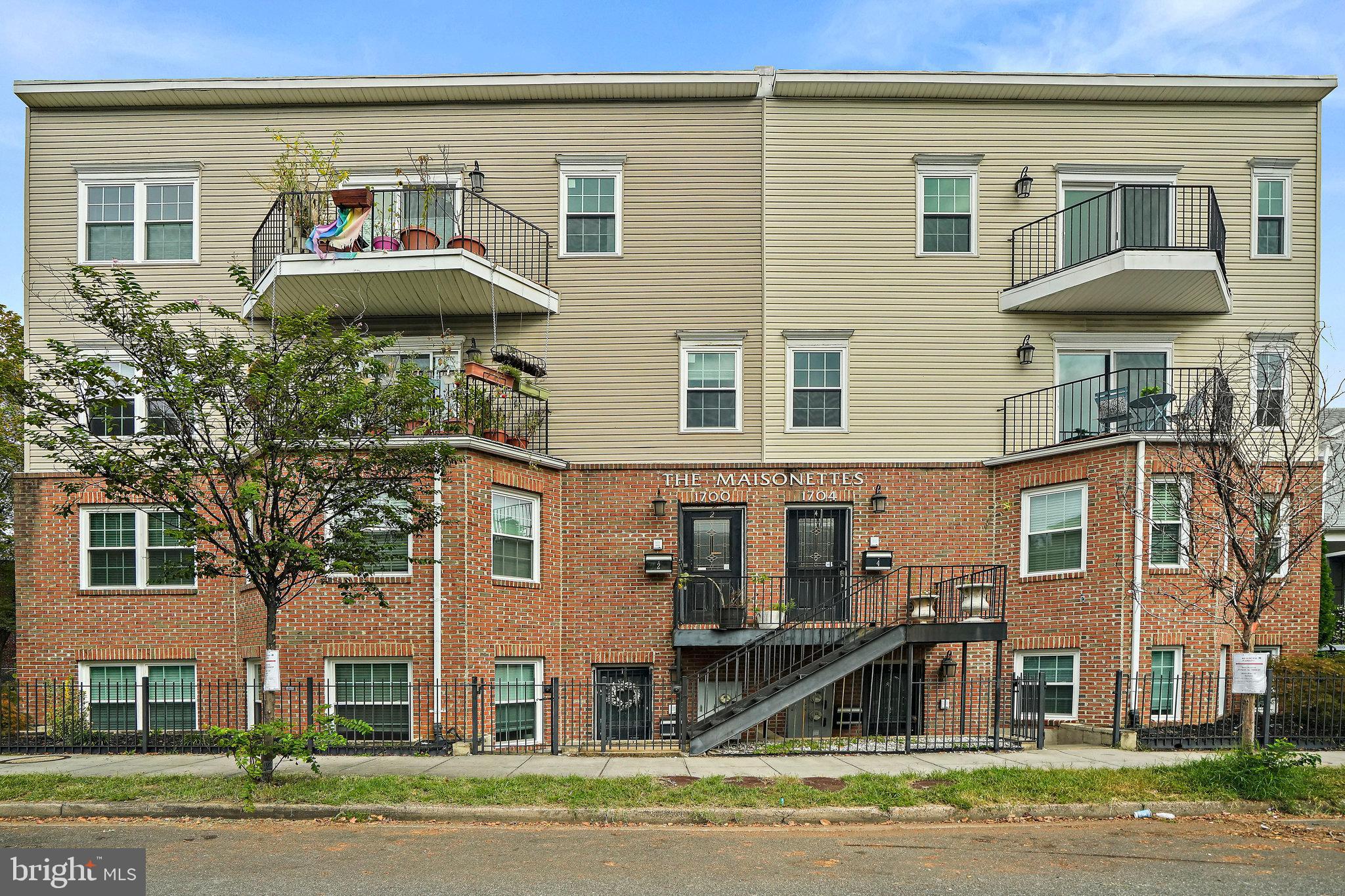 1704 E St NE #4