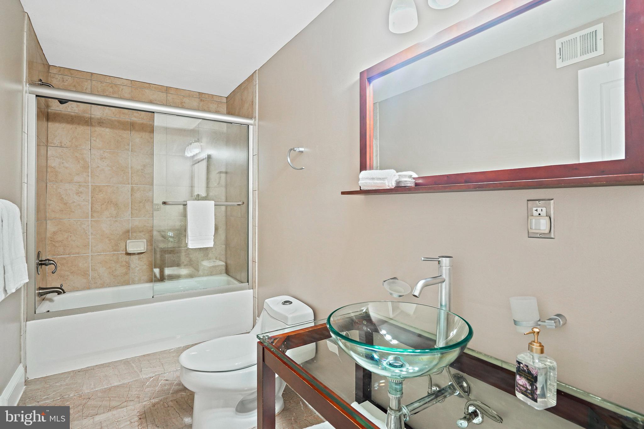 1704 E St NE #4