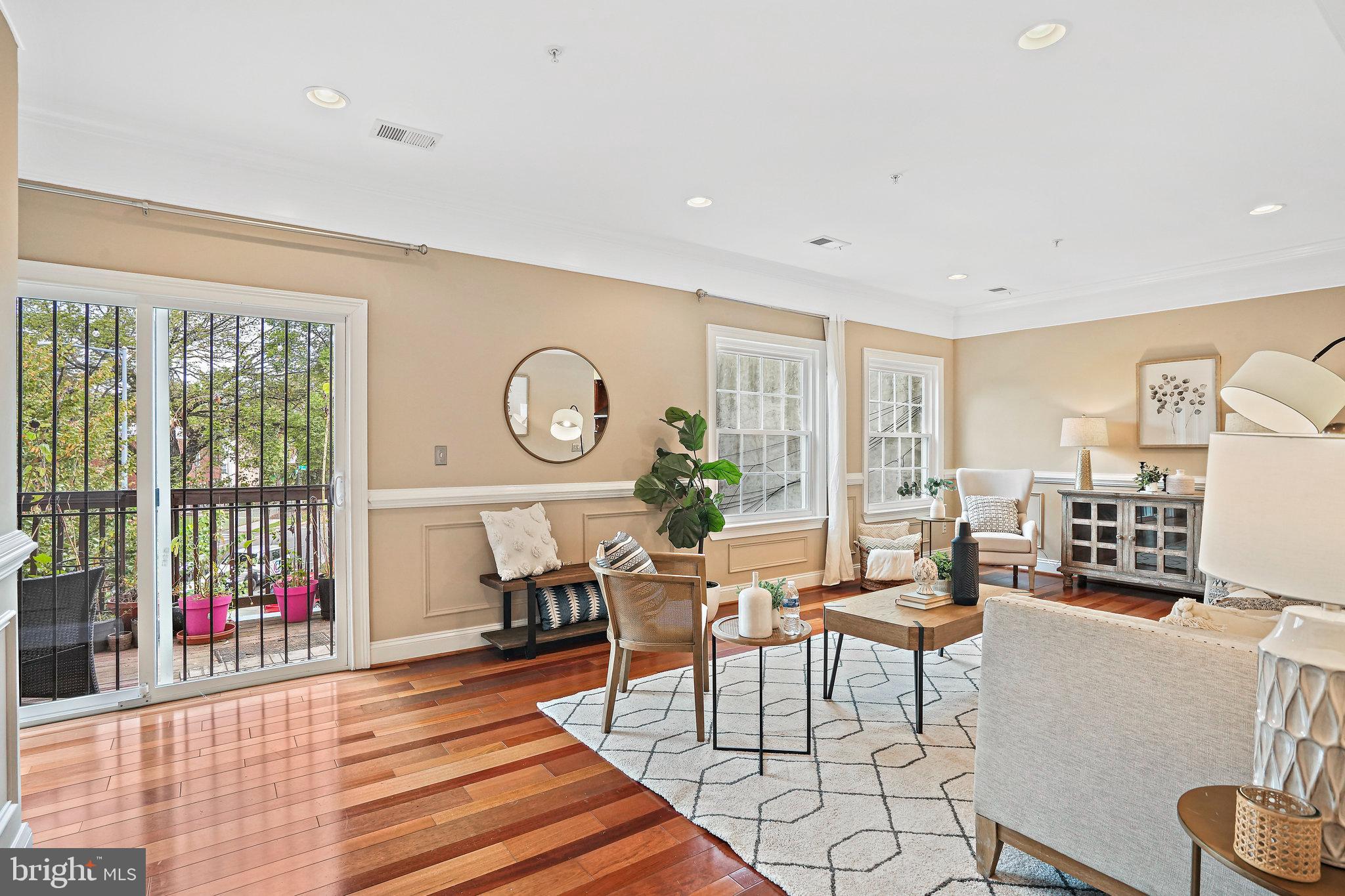 1704 E St NE #4
