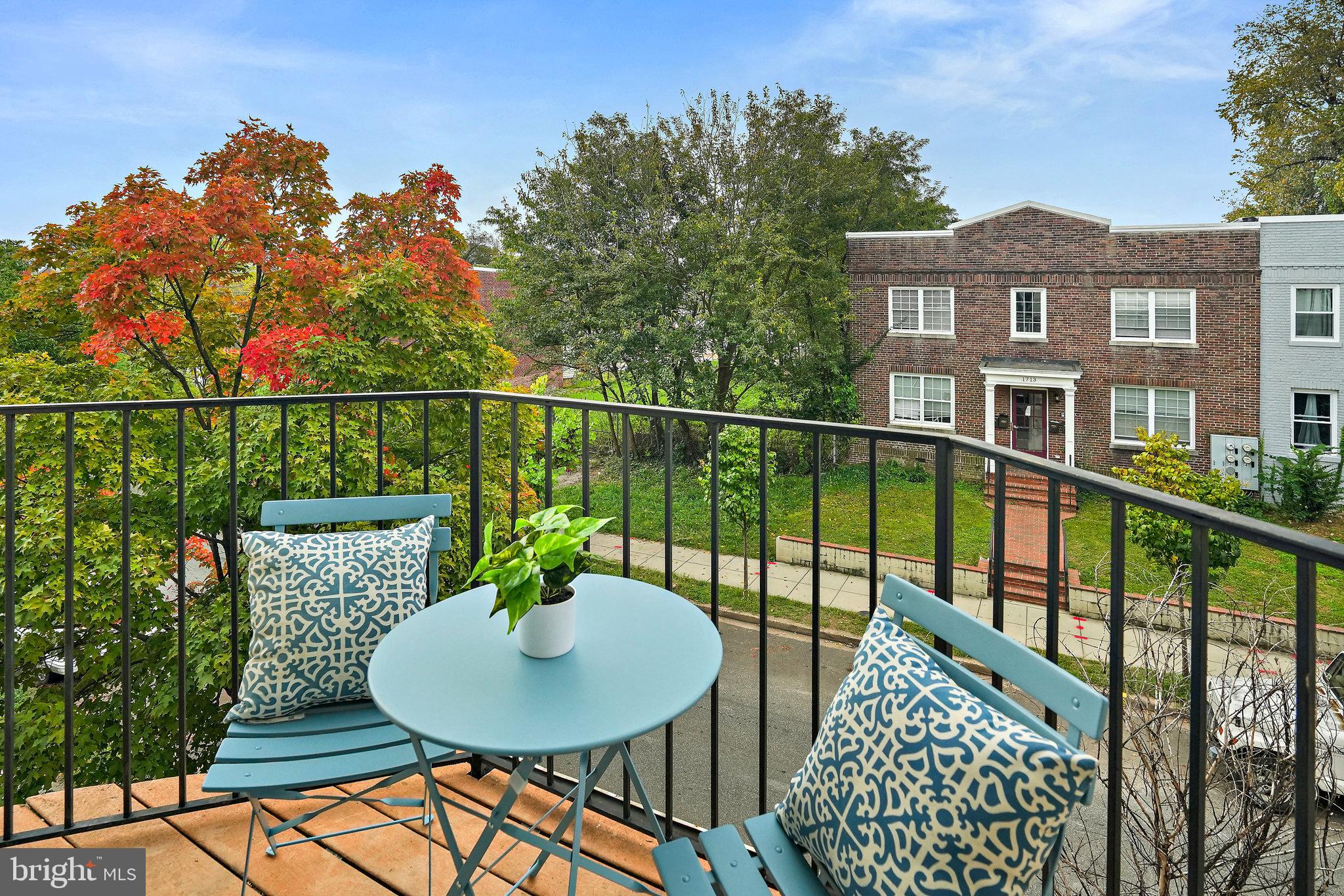1704 E St NE #4