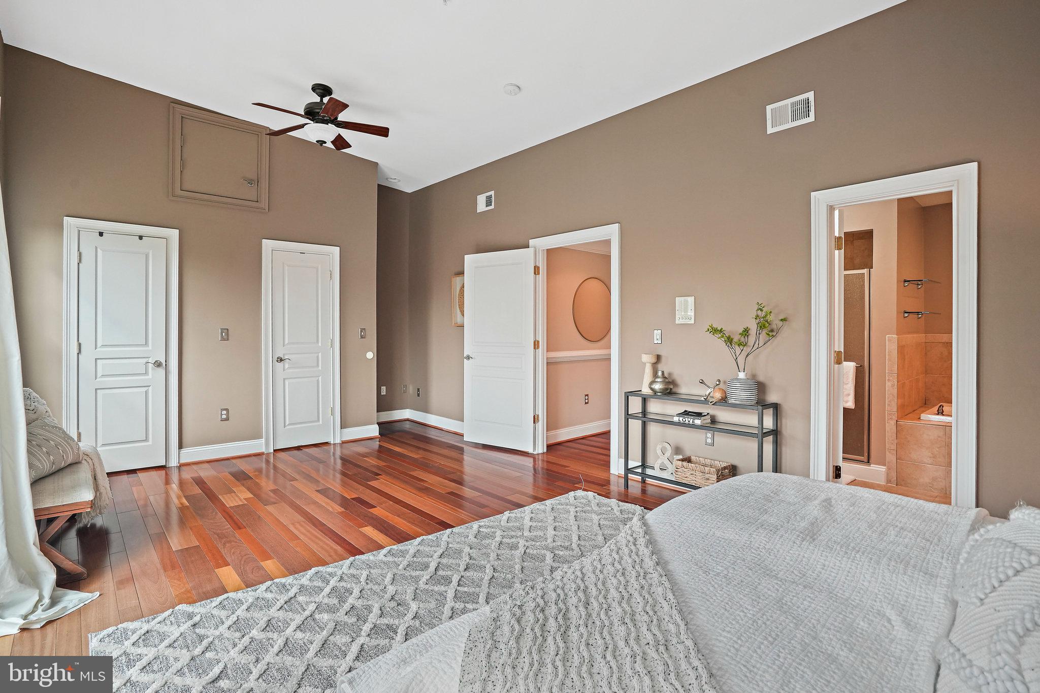 1704 E St NE #4