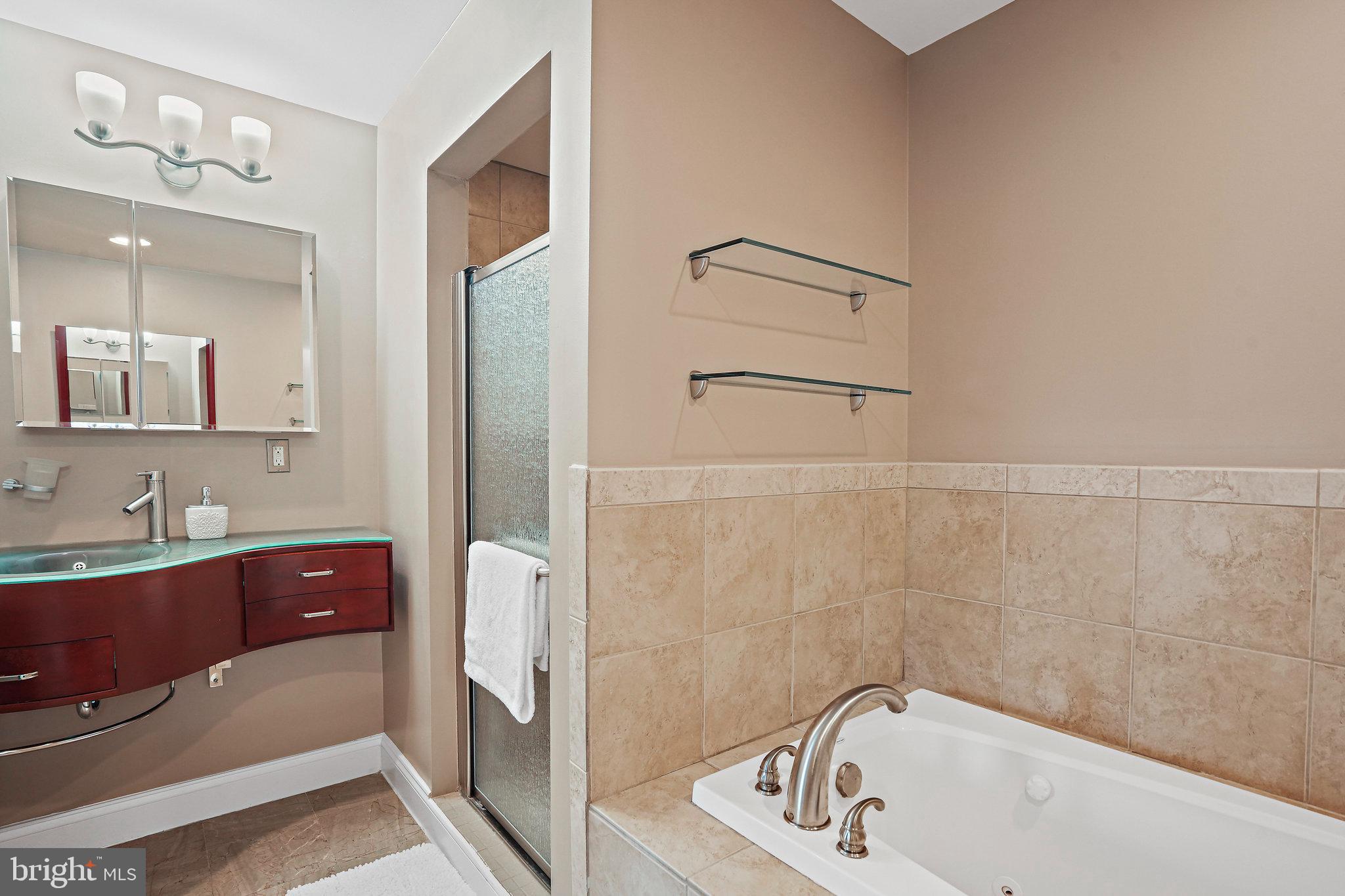 1704 E St NE #4