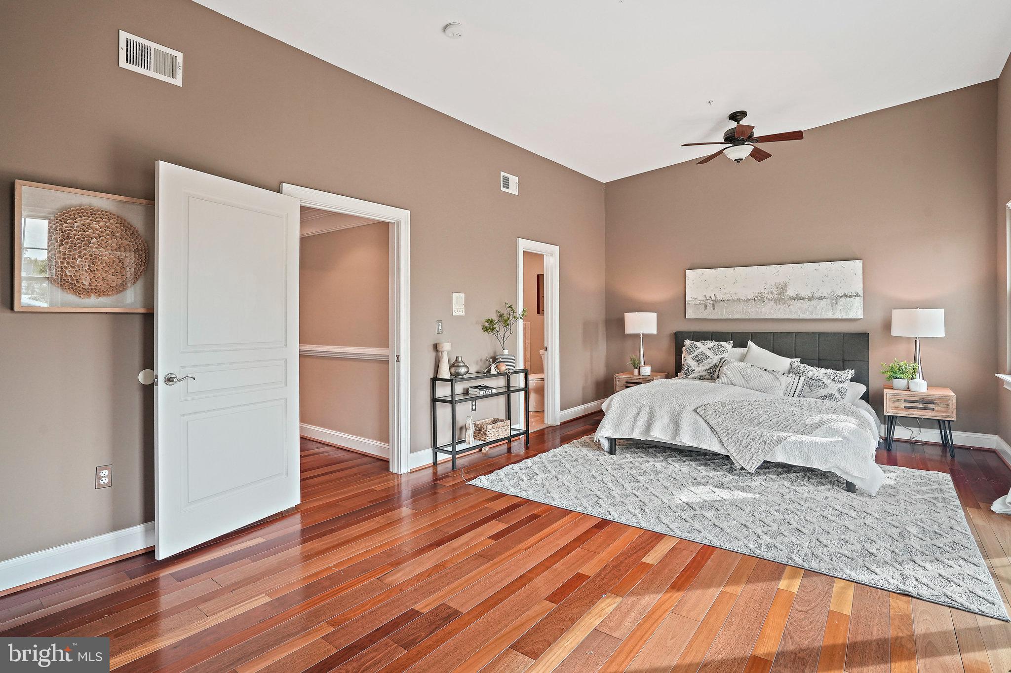 1704 E St NE #4