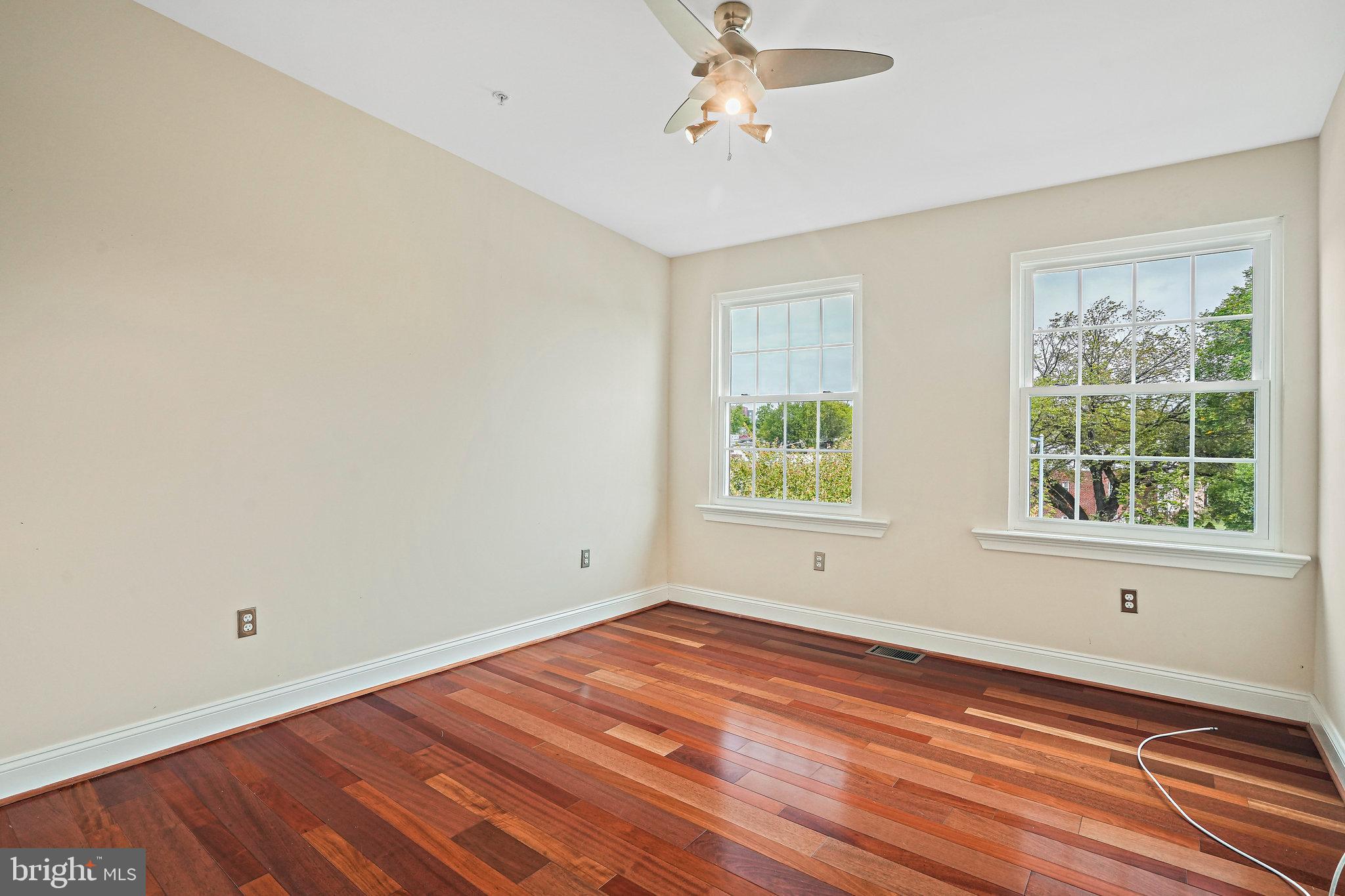 1704 E St NE #4