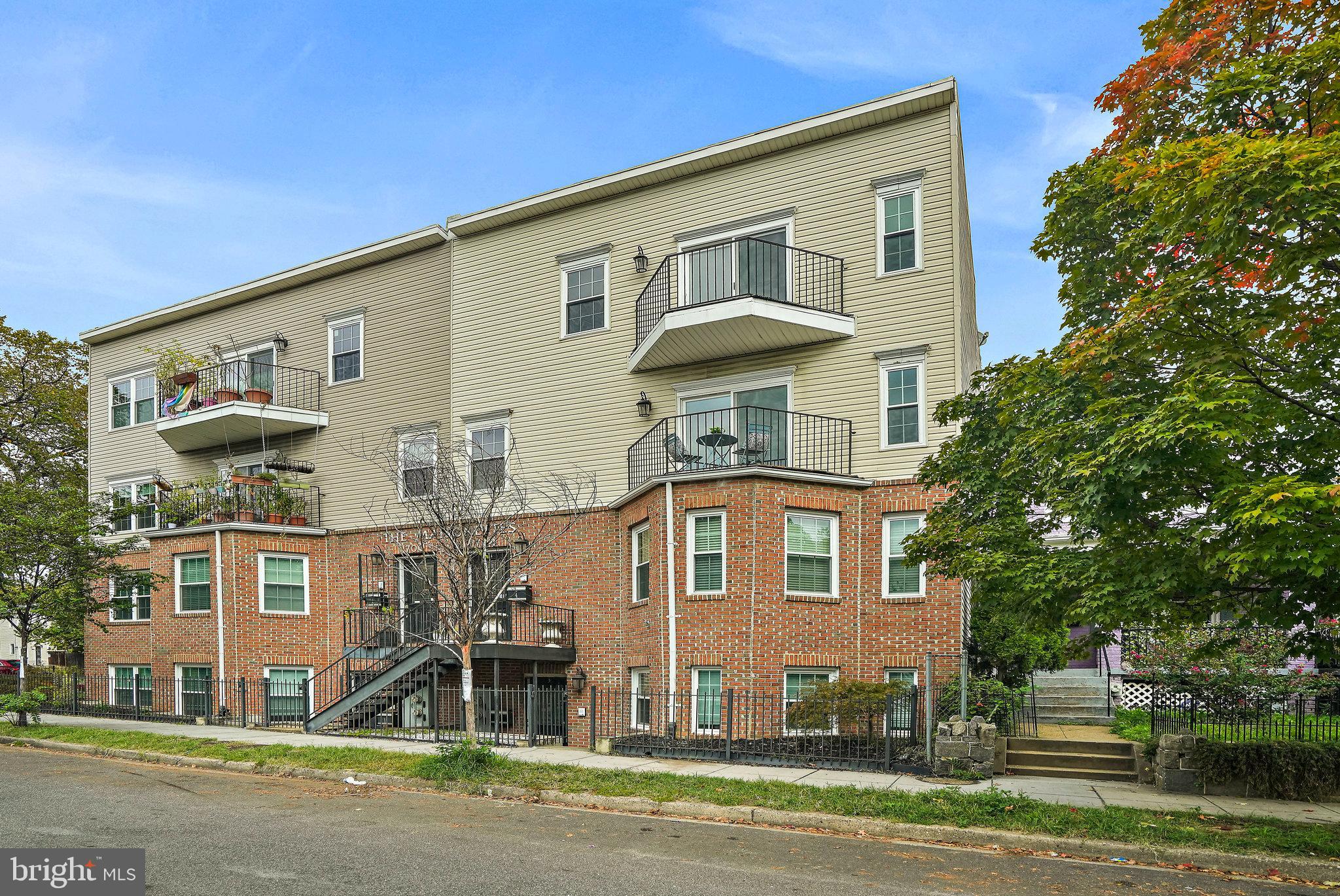 1704 E St NE #4