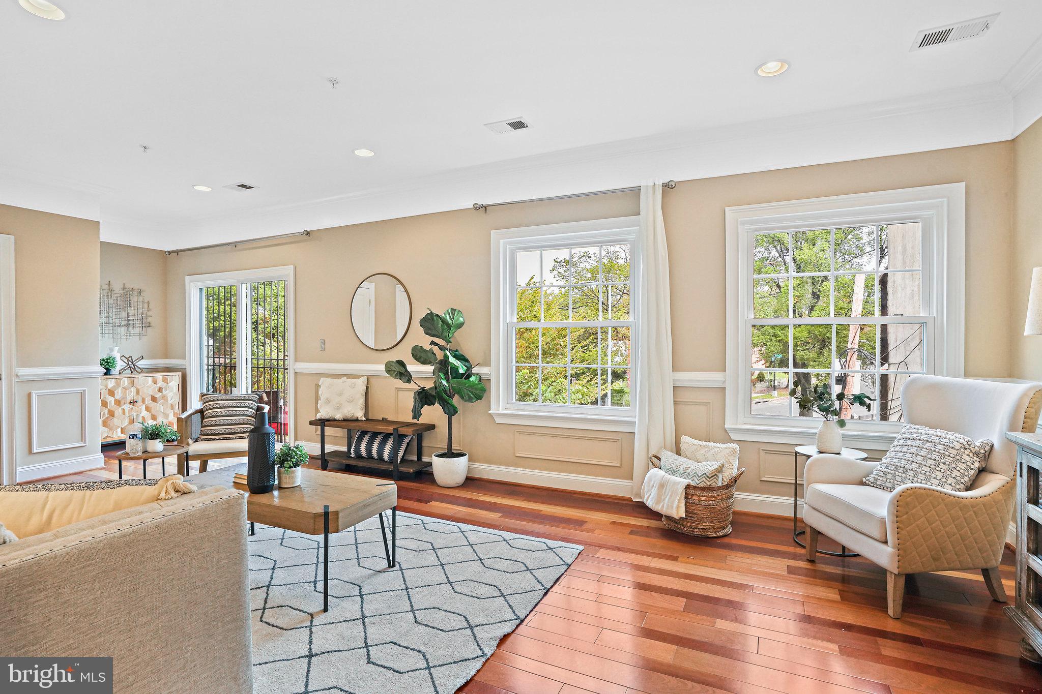 1704 E St NE #4