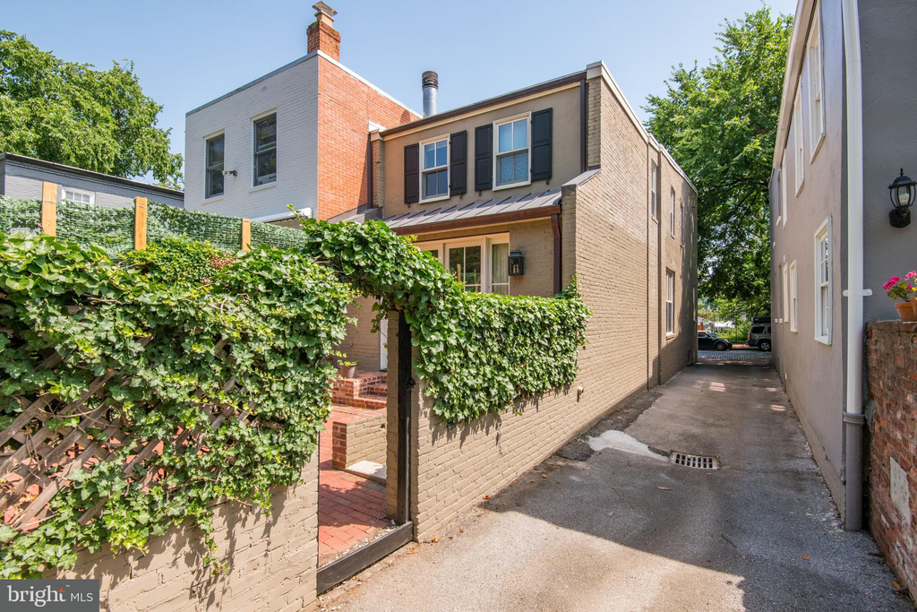 3253 P St NW