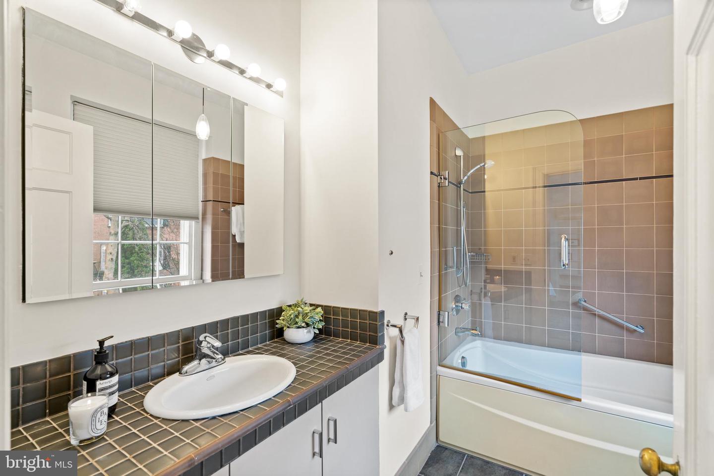 2503 Tracy Pl NW