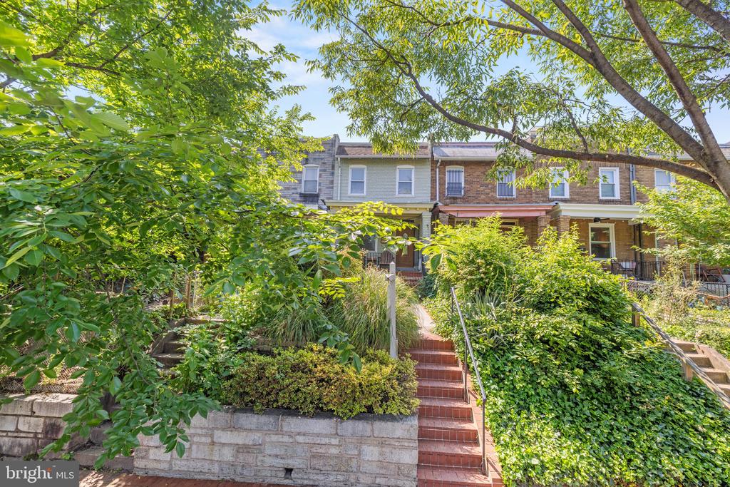 1541 N CAROLINA AVENUE NE