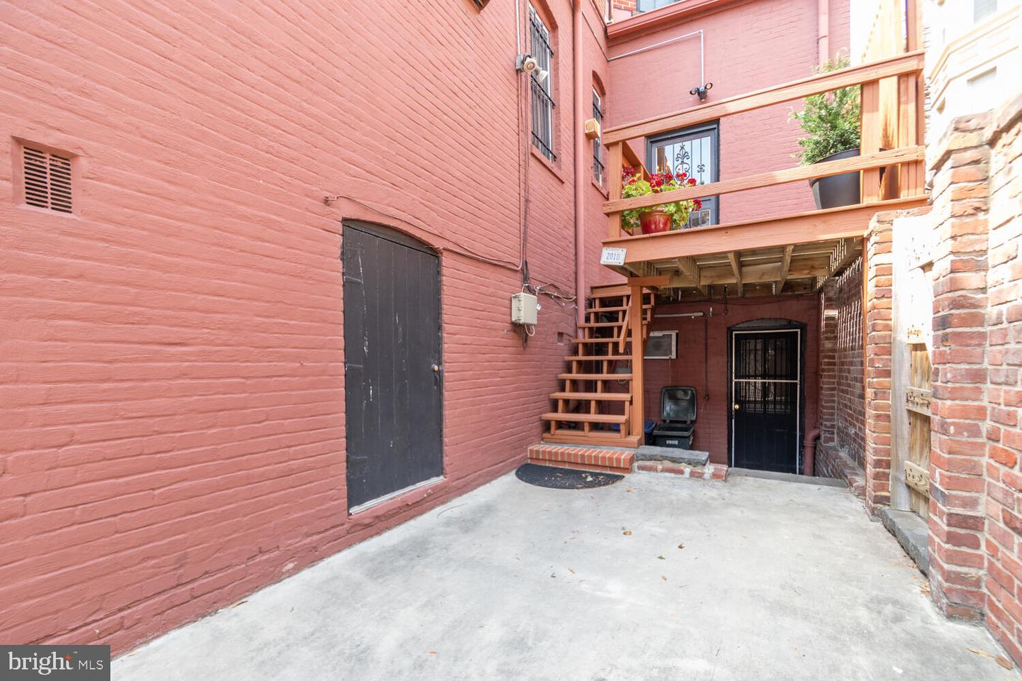 2010 Hillyer Pl NW