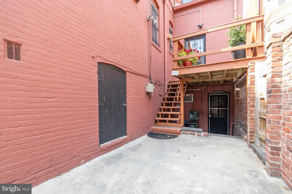 2010 Hillyer Pl NW