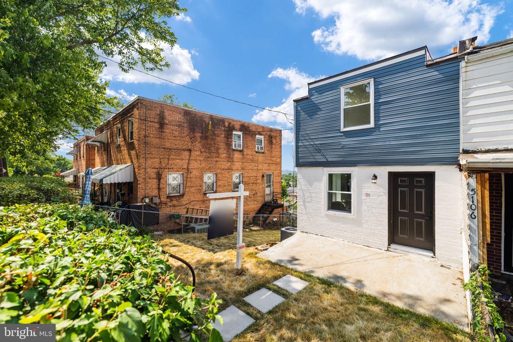 5104 JUST STREET NE
