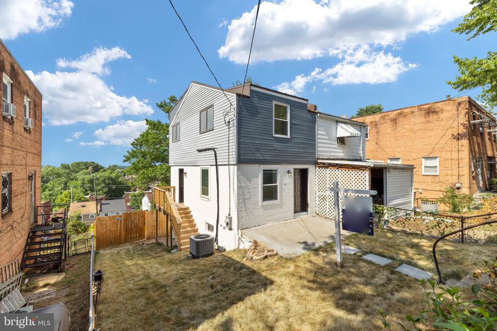 5104 JUST STREET NE