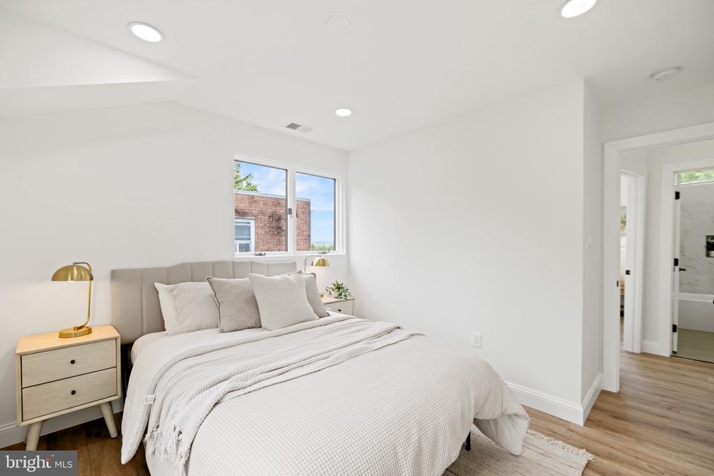 5104 JUST STREET NE