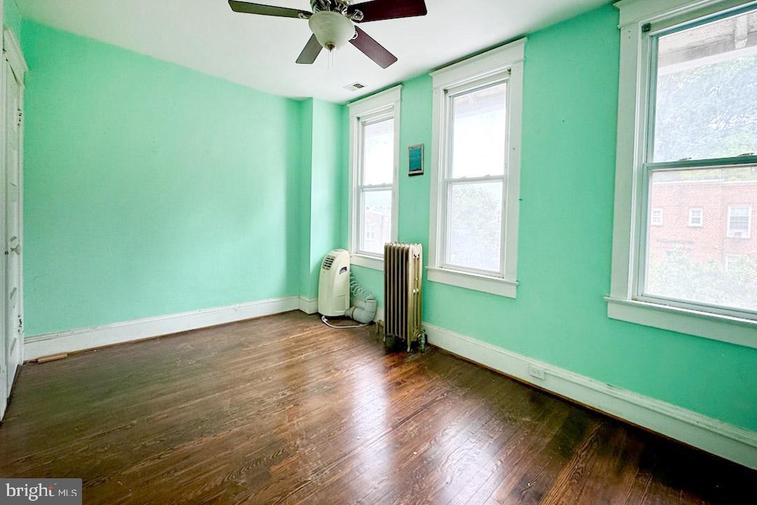 220 V St NE