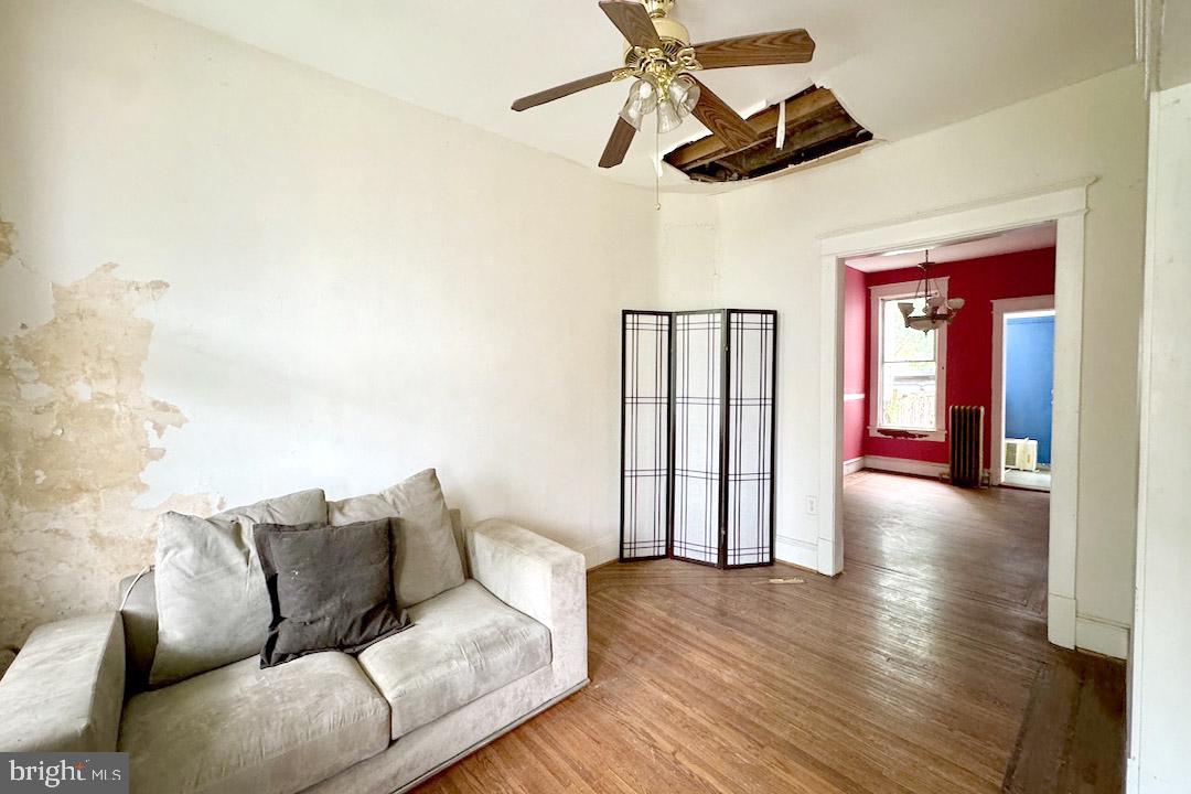 220 V St NE