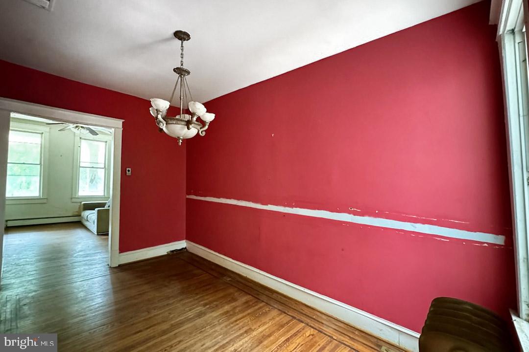 220 V St NE