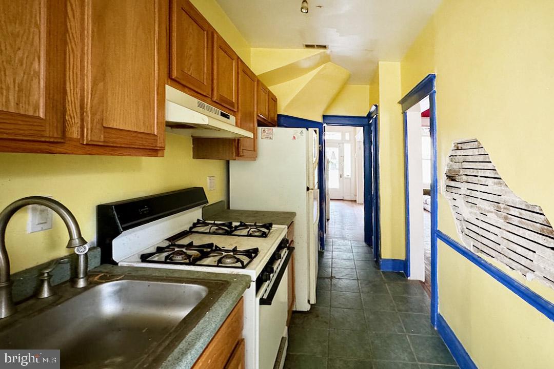 220 V St NE