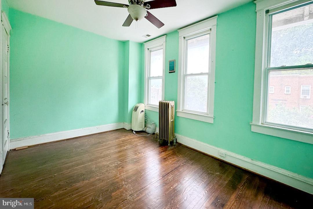 220 V St NE
