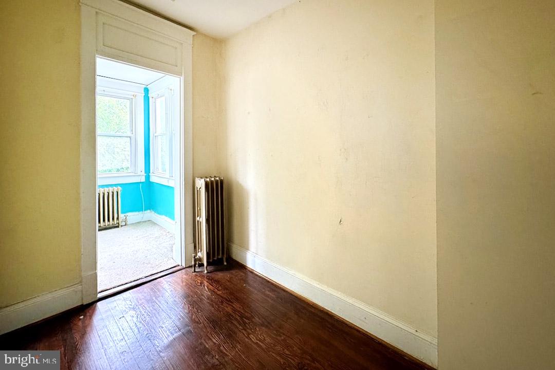 220 V St NE