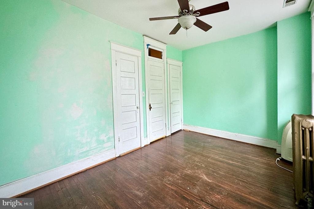 220 V St NE