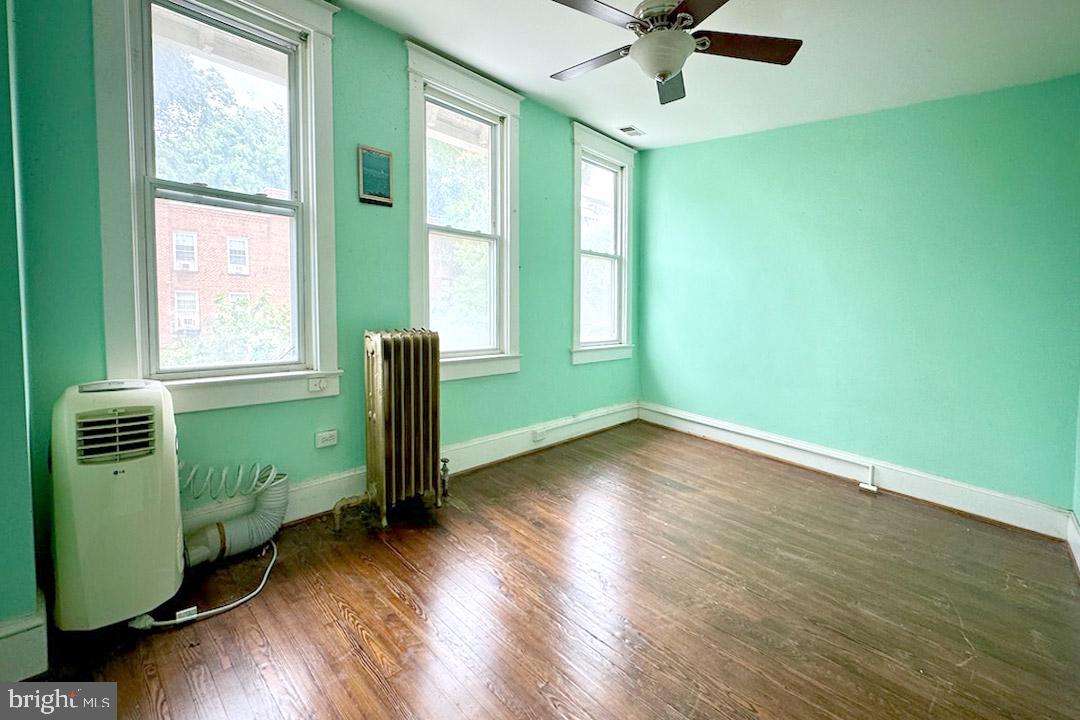 220 V St NE