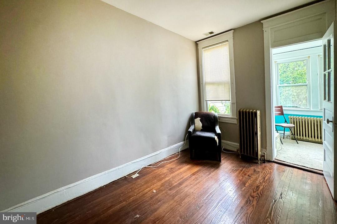 220 V St NE